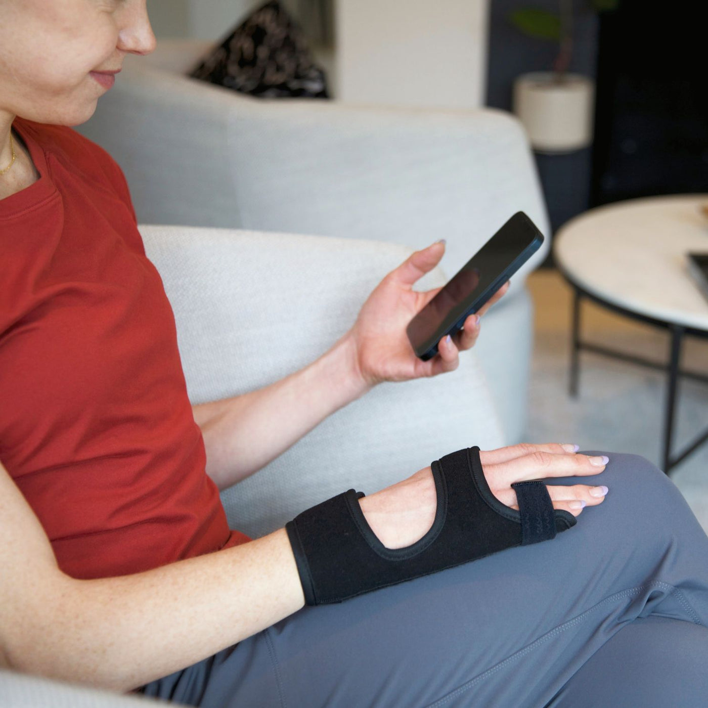 The metacarpal fracture splint for pinky finger injuries fits men and women