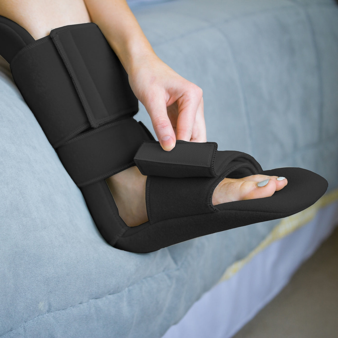 the padded night splint that holds your foot at 90 degrees has fastener straps to keep your foot in place