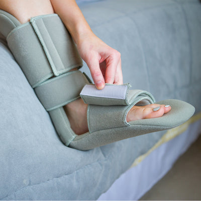 the padded night splint that holds your foot at 90 degrees has fastener straps to keep your foot in place